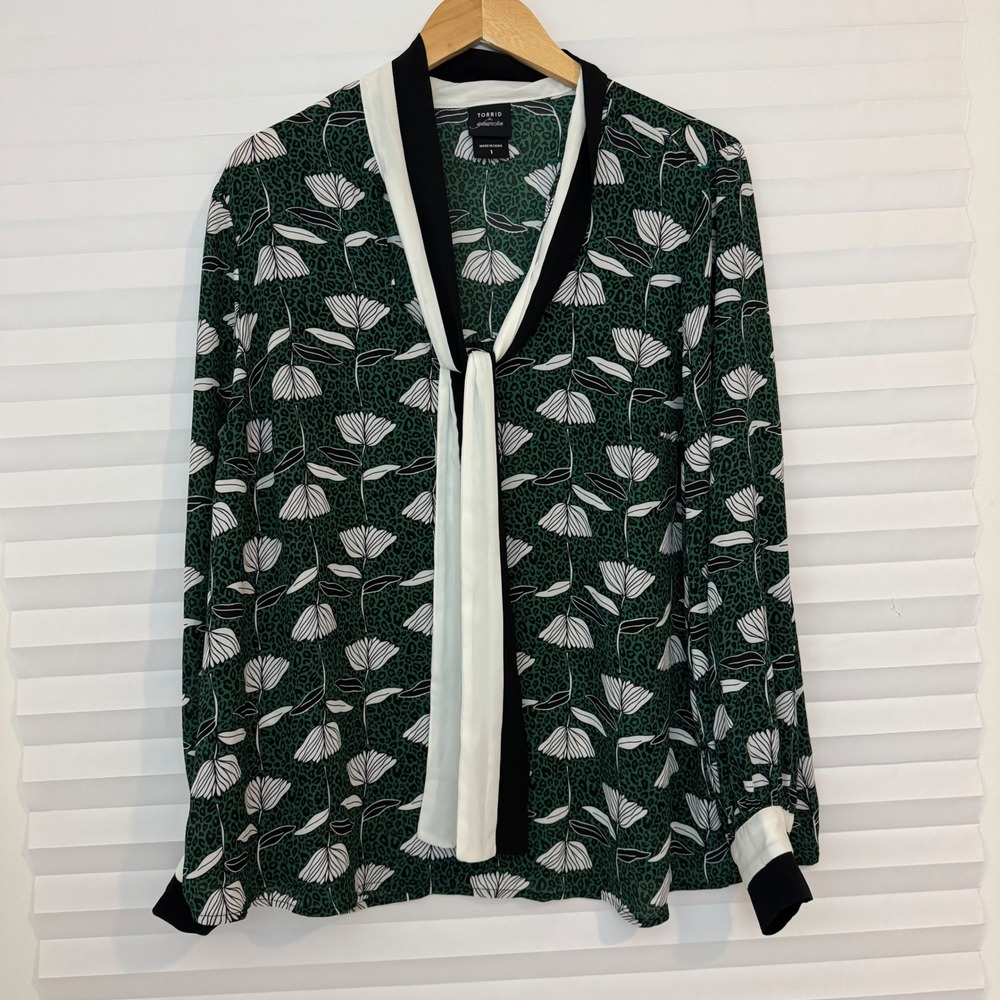 Torrid Sophie Blouse Green Leopard Floral Tie Neck Long Sleeve Top Size 1 Office